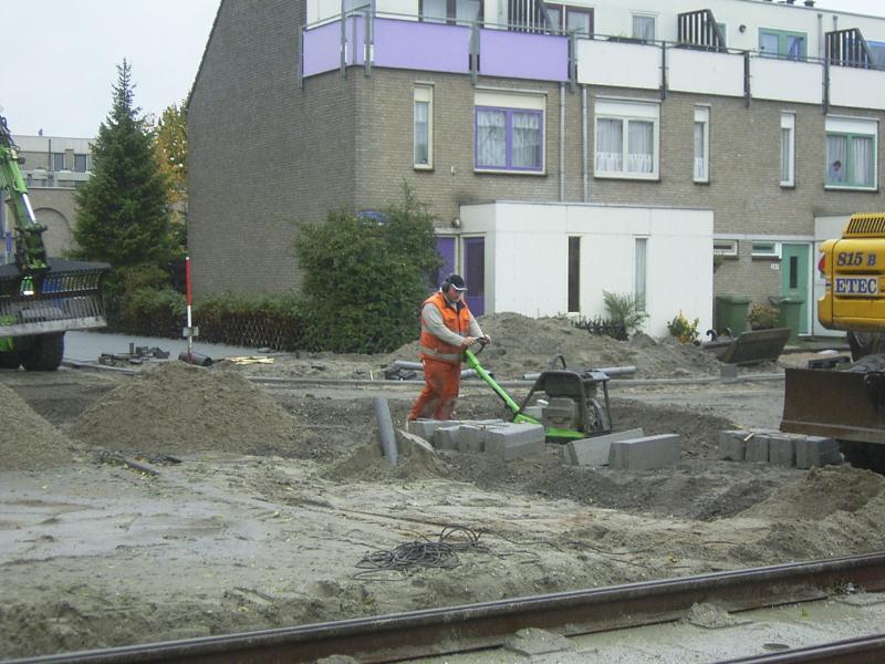 23-10-2004 de grondwerker is bezig met het aantrillen van de verbinding noord/zuid-fleringestraat.