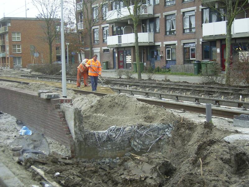 15-11-2004 het stuk muur van de tramhalte is weg gehaald en tussen de tramrails gaan ze het volgooien met zand.