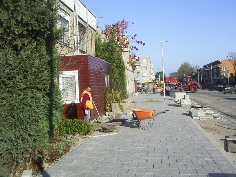 09-11-2004 de straten makers aan de rhijnauwensingel zijn druk bezig om de stoep van de week af te krijgen met bestraten.