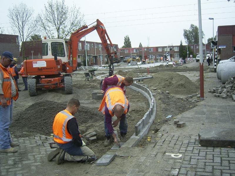 23-10-2004 de straatmakers zijn de bocht voor de noord/zuid verbinding aan het aanleggen in de fleringestraat.