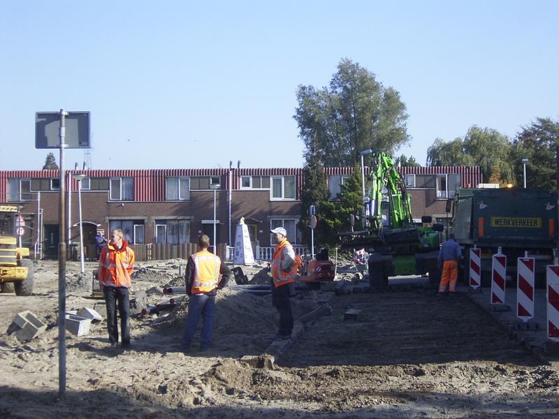 19-10-2004 het leeg halen van de bestrating in de cannenburgstraat.
