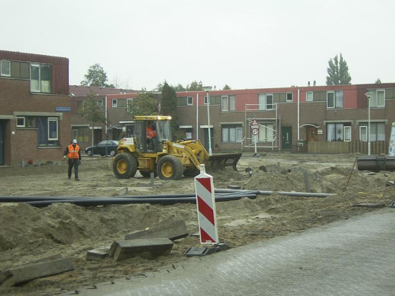 20-10-2004 de mensen zijn putten aan het plaatsen op de parkeerplaats cannenburgstraat.
