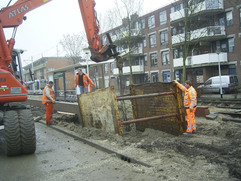 06-12-2004 hier zijn de mensen bezig bij het perron(tramhalte)om de grond weg te graven en dan een damwand te zetten het perron moet een stuk verlengd worden en een betonnen vloer gestort .