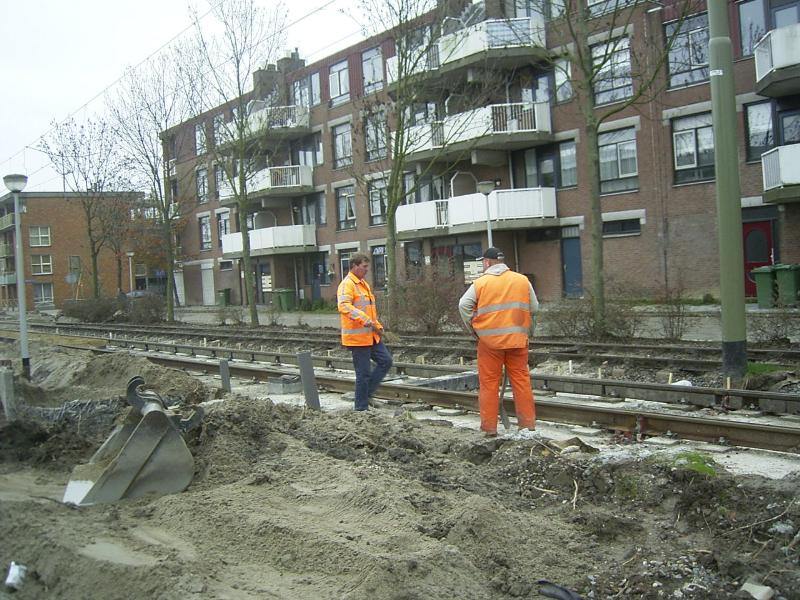 15-11-2004 het stuk muur van de tramhalte is weg gehaald en tussen de tramrails gaan ze het volgooien met zand.