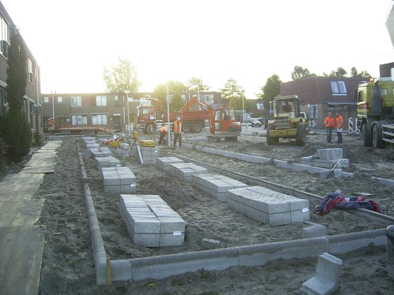 21-10-2004 het aanleggen van bestrating en banden stellen in de cannenburgstraat.