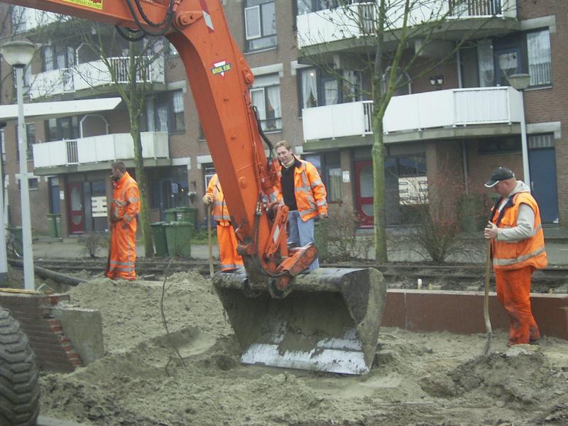 06-12-2004 hier zijn de mensen bezig om de grond weg te graven en een damwand te plaatsen bij het perron(tramhalte) hier moet het perron een stuk verlengd gaan worden en een betonnen vloer gestort gaan worden.