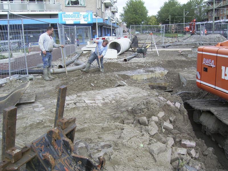27-09-2004 hier zijn de grondwerkers bezig met het vrij maken van het bestaande riool .waar het riool voor de 2de singel moet worden aangesloten.