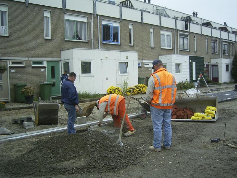 23-10-2004 hier is de grondwerker een put ophoogte aan het aanleggen.