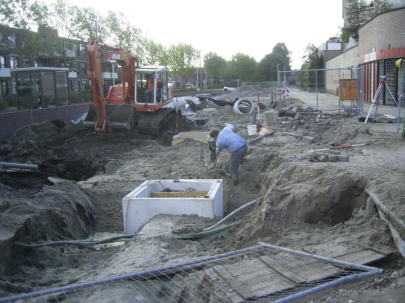06-10-2004 de aansluiting van het riool is nu dicht van singel1 naar singel2 nu zijn de grondwerkers het aan het dicht gooien en uitvlakken.