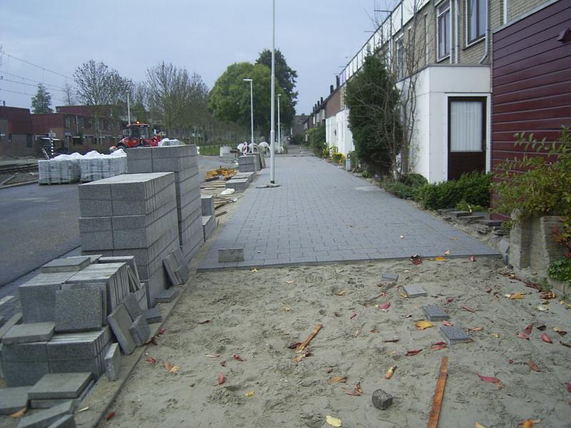 06-11-2004 het trottoir aan de rhijnauwensingel gaat nu ook opschieten.