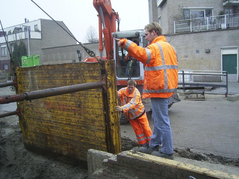 06-12-2004 hier zijn de mensen bezig bij het perron(tramhalte)om de grond weg te graven en dan een damwand te zetten het perron moet een stuk verlengd worden en een betonnen vloer gestort .