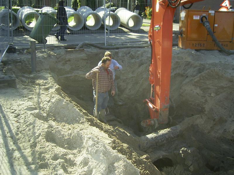 11-10-2004 heel voorzichtig word de gasleiding vrij gemaakt en daar onderdoor moet het nieuwe riool geplaatst worden .