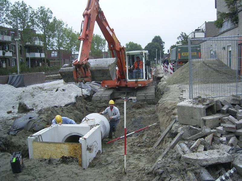 28-09-2004 hier zijn de grondwerkers bezig met het plaatsen van de eerste rioolpijp aan te sluiten op de kolk in de 2de singel.
