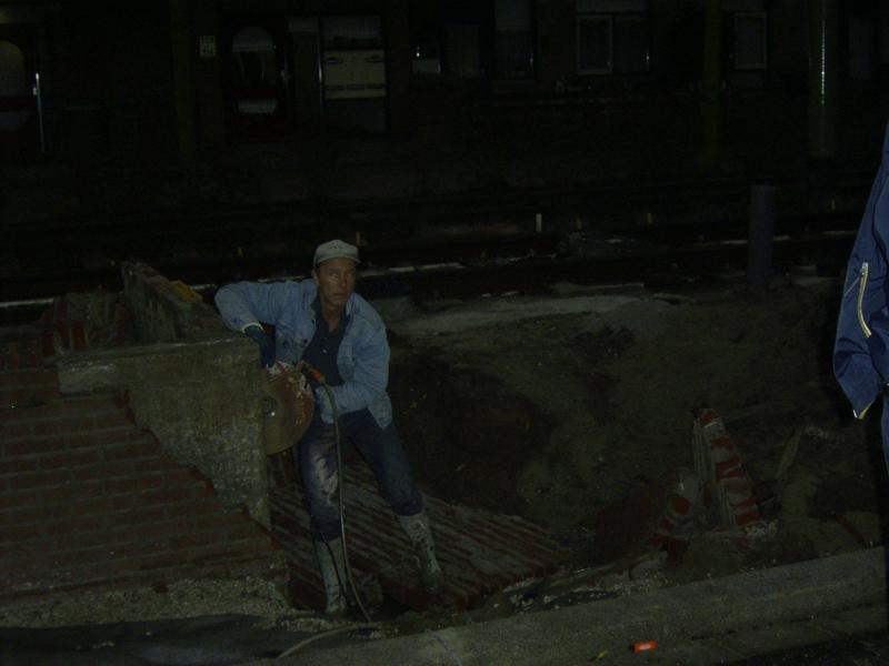 15-11-2004 hier zijn de mensen een stuk muur aan het weghalen van het perron(tramhalte) die moet verlengd worden.