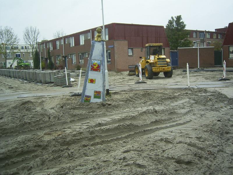 23-10-2004 de beverzuil op het pleintje bij de terwormstraat staat er ook maar zielig bij.