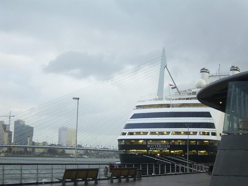 15-09-2004 de ms.rotterdam aan de kade bij holland america line.
