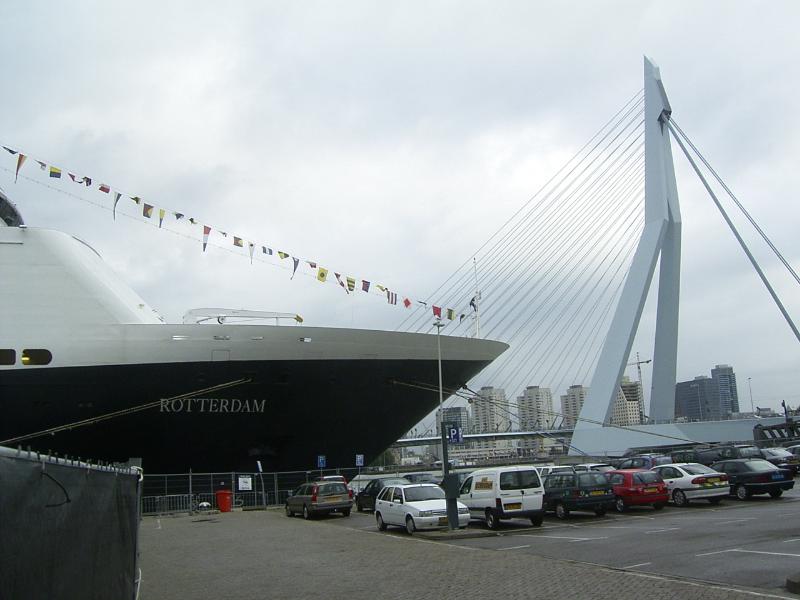15-09-2004 de ms. rotterdam aan de kade bij holland america line. en de erasmusbrug.