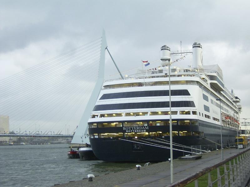 15-09-2004 de ms.rotterdam aan de kade bij holland america line.