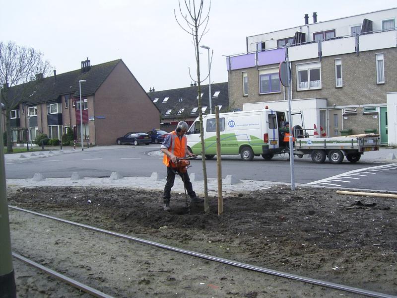 31-03-2005 het aanplanten van de bomen aan de noord/zuid verbinding.