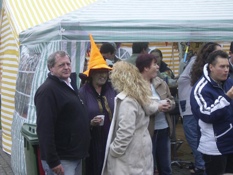 31-10-2004 halloween en een optreden van een gochelaar op de binnenplaatsts van de waardenburgendam.