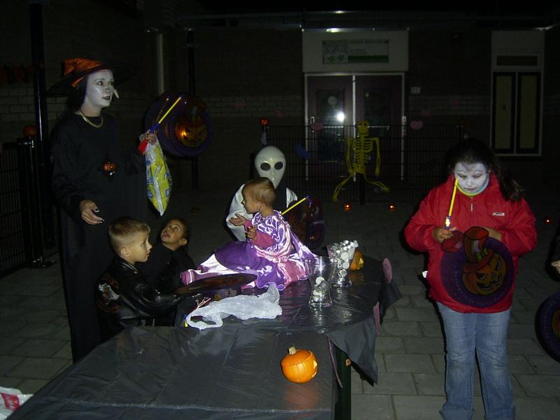 31-10-2004 halloween in de twickelerf voor de kleine kinderen.
