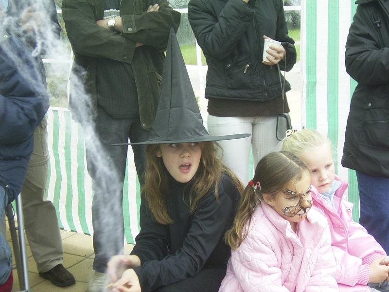 31-10-2004 halloween en een optreden van een gochelaar op de binnenplaats van de waardenburgendam.