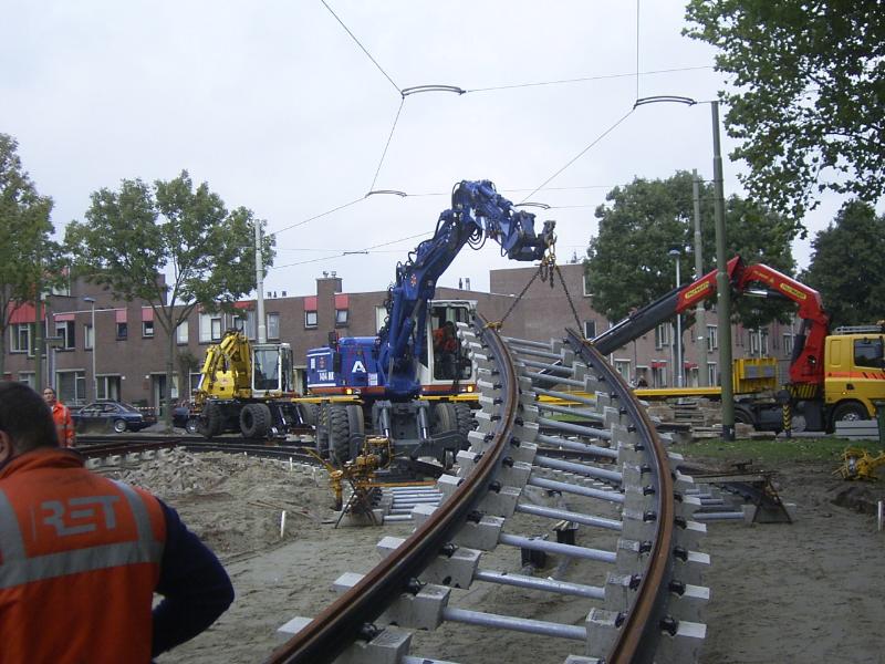 16-10-2004 hier gaan ze de tramrails op zijn plaats brengen.