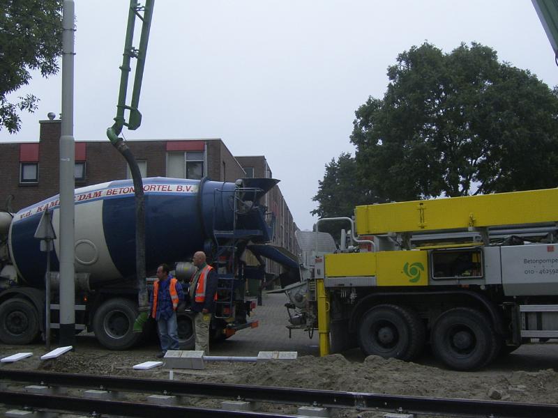 17-10-2004 de beton molen wagen is nu bezig om het beton over te storten.