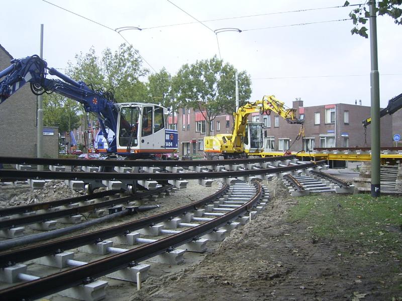 16-10-2004 de volgen de tramrails hangt weer in de kranen.