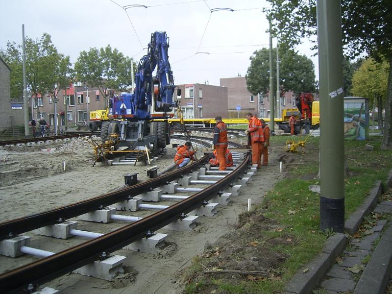 16-10-2004 het aankoppelen van de tramrails.