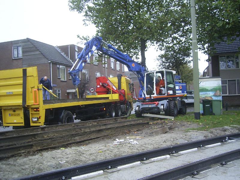 20-10-2004 het laden van de oude tramrails op een vrachtwagen.
