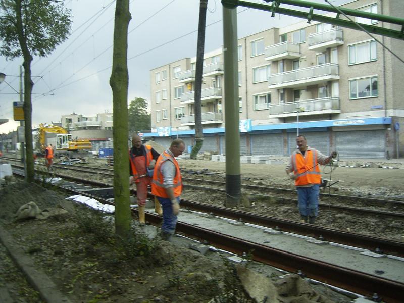 17-10-2004 bezig met beton storten tussen trambaan.