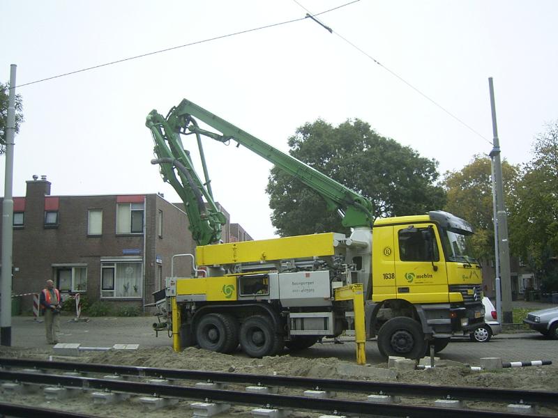 17-10-2004 de beton wagen is nu ook aanwezig om het beton tussen de trambaan aan te brengen.
