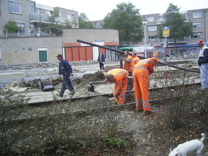 16-10-2004 de grondwerkers+kraanmachinist zijn bezig om een bekabelingbuis te plaatsen.