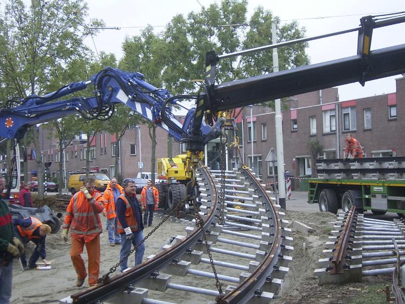 16-10-2004 de tramrails hangt nu in de kranen en word naar zijn plaats gebracht.