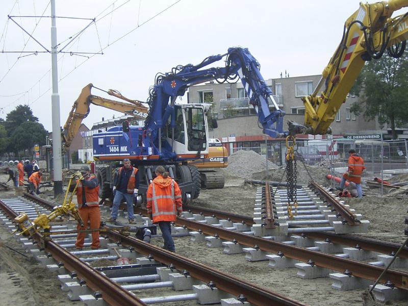 16-10-2004 het aankoppelen en het vervoeren van de tramrails.