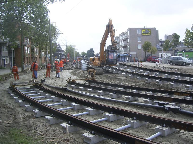 16-10-2004 hier word de tramrails naar zijn plaats gebracht.