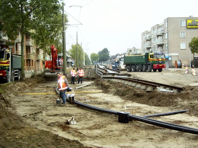 15-10-2004 het weg halen van de stenen tussen de tramrails.