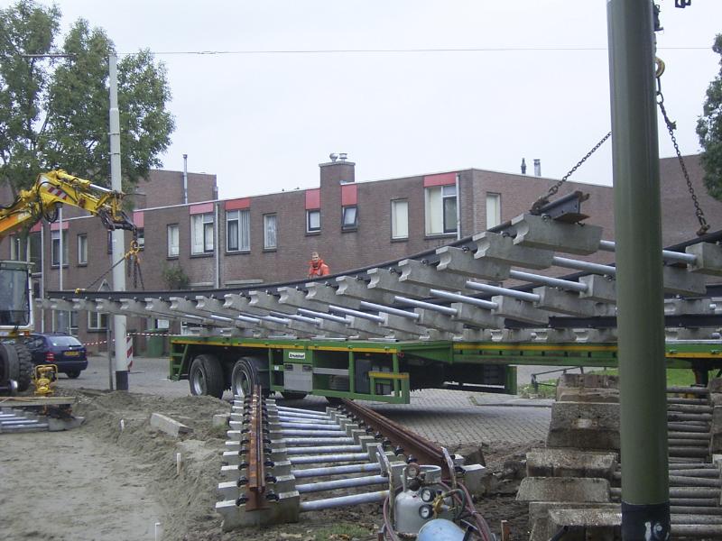 16-10-2004 het lossen van de tramrails.