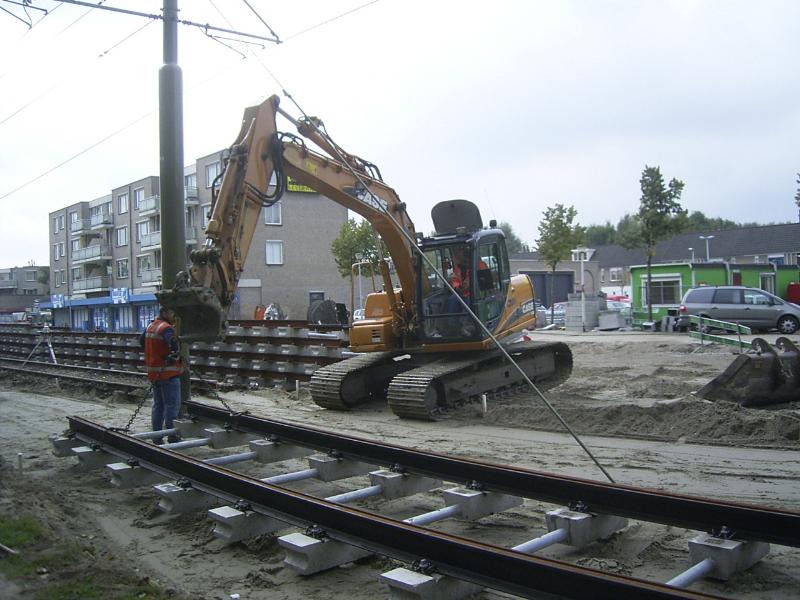 16-10-2004 het neer leggen van de tramrails.
