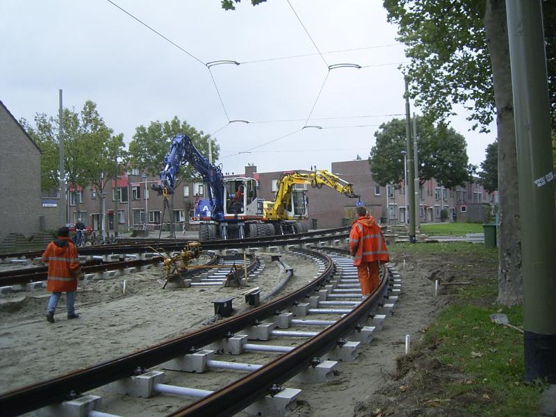 16-10-2004 de volgende tramrails komt er al weer aan.