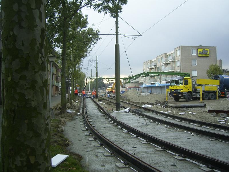 17-10-2004 zijn nu op de hoogte van de tramhalte met beton storten tussen de trambaan.