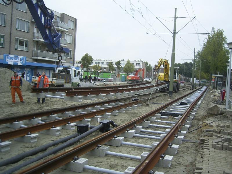 16-10-2004 de kranen komen alweer met een nieuwe tramrails aangereden.