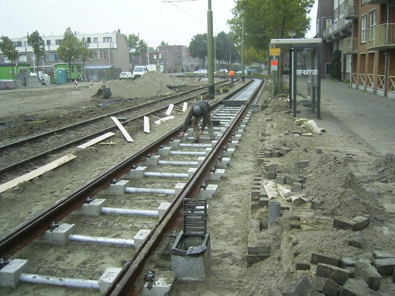 17-10-2004 het neer leggen van beton ijzer tussen de tramrails .