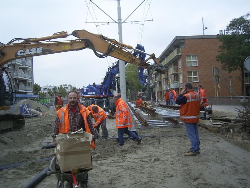 16-10-2004 hier zijn ze bezig om een tramrails te plaatsen. en de grondwerker op de voorgrond komt met mijn kerstpaket aangereden.(geintje haha)