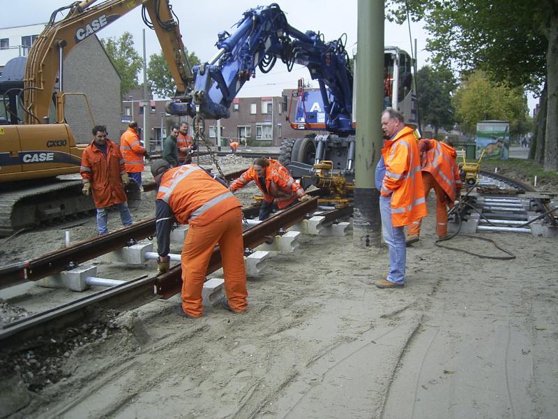 16-10-2004 het stuk tramrails die net is doorgebrand word er nu tussen geplaatst.(en hij past nog ook haha......geintje.......)