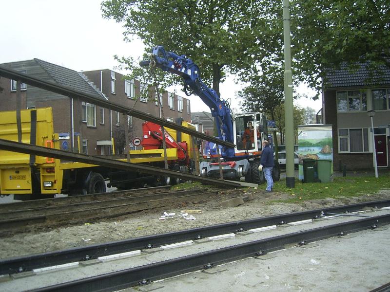 20-10-2004 het laden van de oude tramrail op een vrachtwagen.