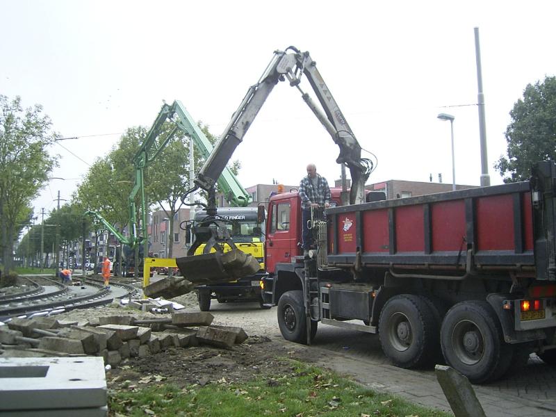 17-10-2004 het laden van de oude trambiezen.