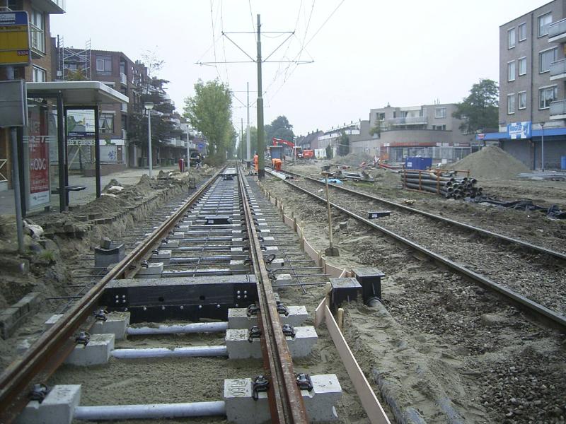 17-10-2004 het neer leggen van beton ijzer tussen de tramrails is klaar.