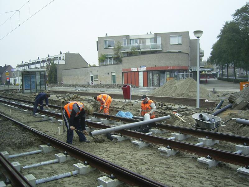 17-10-2004 buizen voor de kabels tussen en onder de tramrails aanbrengen.
